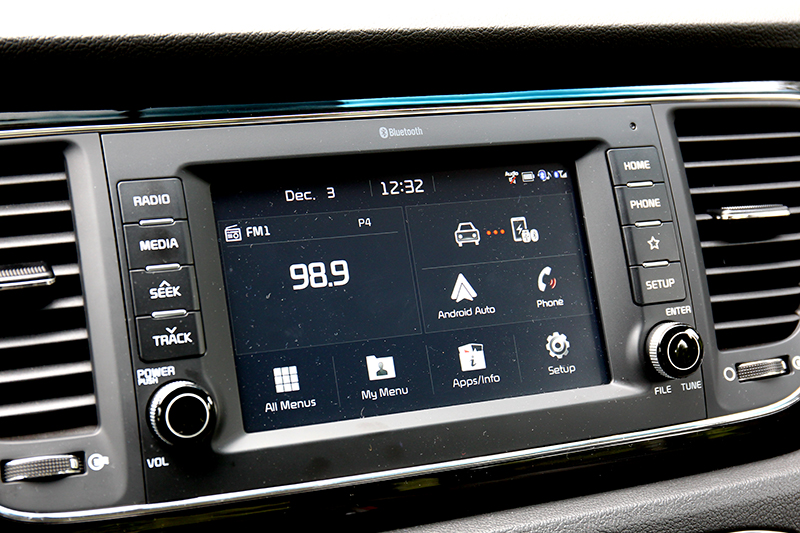 中控螢幕雖為英文介面,但好在操作邏輯及支援Apple Carplay及Android Auto。