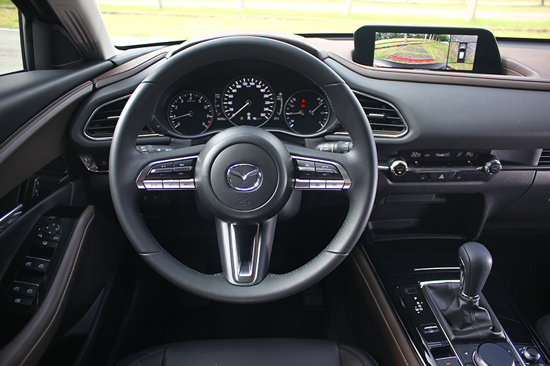 MAZDA向來講究的人本哲學在CX-30同樣忠實體現,無論人車介面、MAZDA CONNECT人機智慧資訊整合系統或是7吋TFT全彩數位儀錶,皆帶來最適化操控感受。