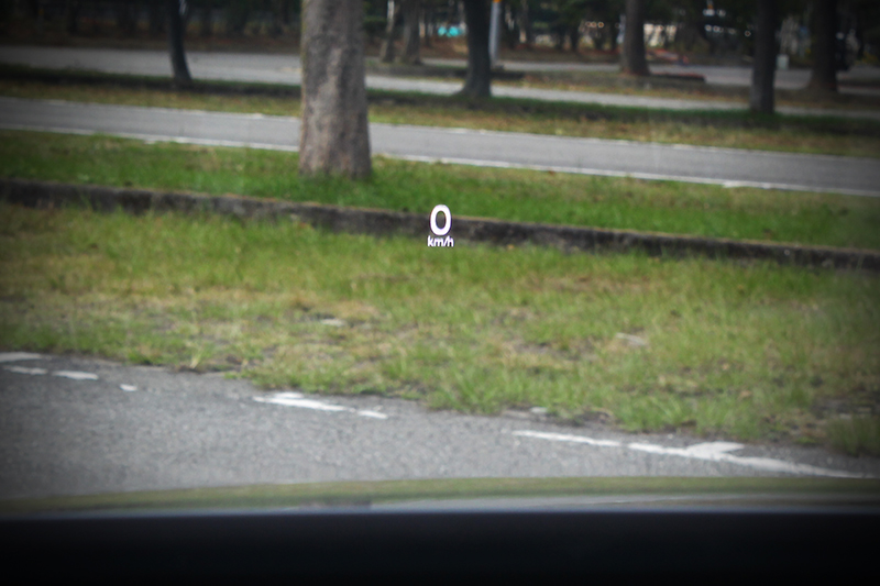 Windshield HUD前擋投影式全彩抬頭顯示器,無需轉移視線行車資訊即盡收眼裡。