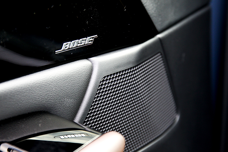 高規車型具備12具揚聲器的BOSE®環繞音響,竭盡所能帶給乘員最美好的聽覺饗宴。
