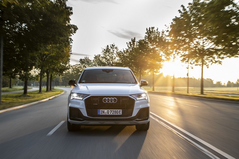 55 TFSI e quattro具有381hp/61.2kgm動力,60 TFSI e quattro有456hp/71.2kgm。