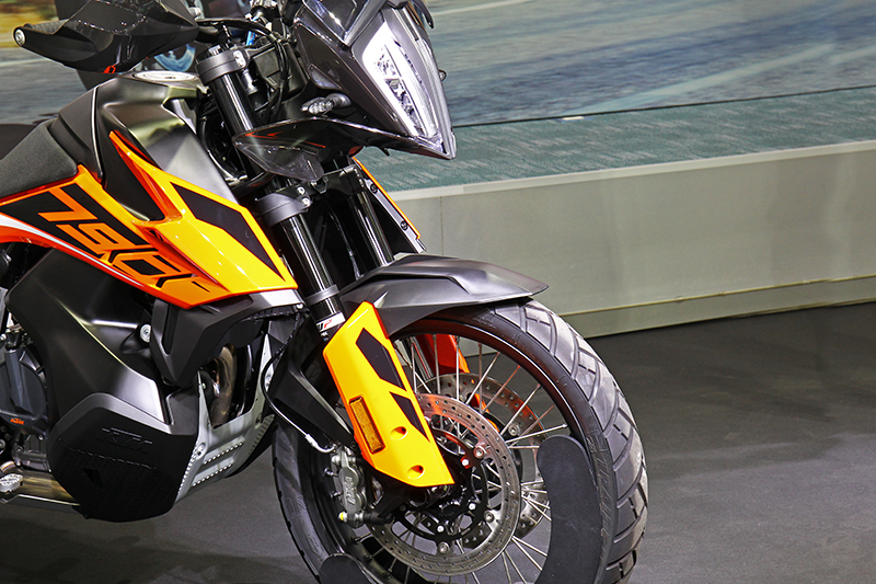 790 Adventure(上)與790 Adventure R(下)前土除與輪胎花紋都不相同。