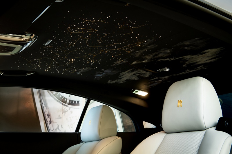 Wraith Eagle VIII的星光頂篷上面設計團隊複製了1919年6月15日當時的星象位置,以1,183個星點及精緻的雲層刺繡重現當時大西洋上的夜空。