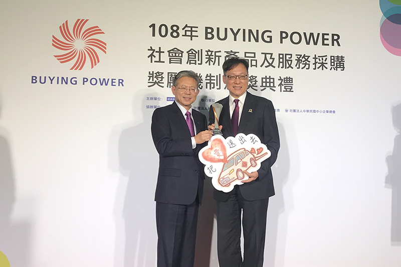 納智捷曹中庸副總(右)由勞動部林三貴常委次長(左)接下特別獎的榮耀。
