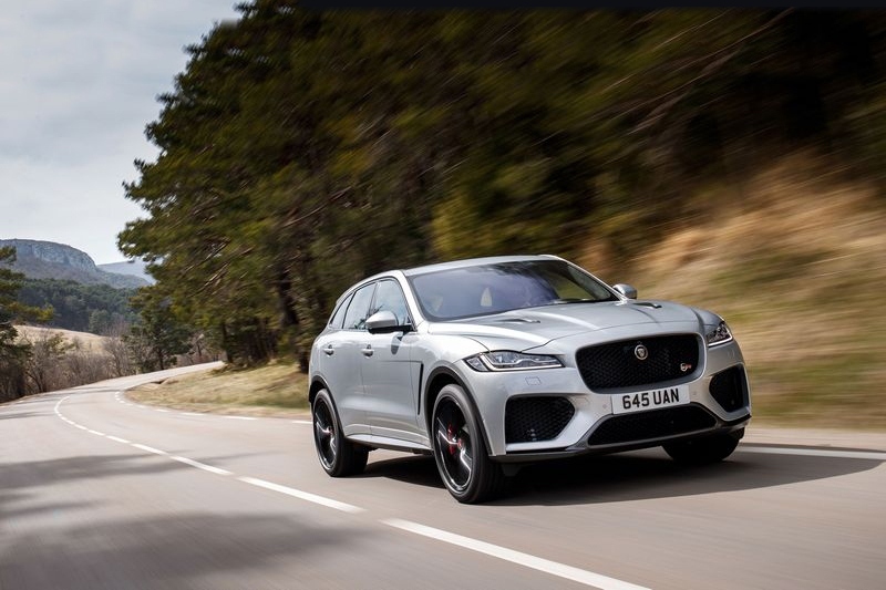 Jaguar F-Pace SVR搭載5.0升V8機械增壓引擎有550hp/69.3kgm性能。