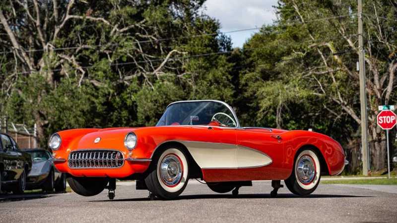 唯一可惜之處就是這輛Corvette C1並非實車,而是1:1的模型車。