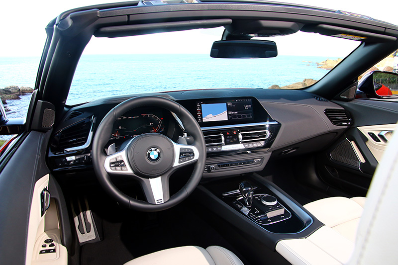 Z4的座艙設計也延續BMW當前的簡潔家族風格,沒有繁複線條,並以10.25吋的數位儀錶板與10.25吋的中央顯示幕為主軸,跟上現今的數位化風潮。
