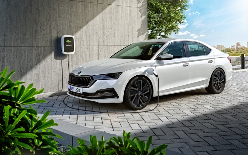 預計還會有250hp/41.5kgm動力的1.4升插電式油電系統選項。