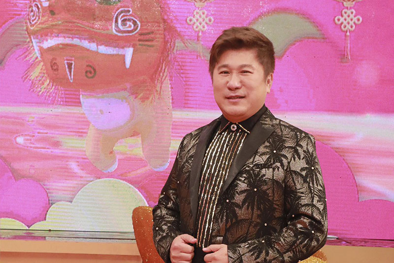 小禎被媒體追問新戀情進度,只見胡瓜默默的站在一旁,用著「慈父」關愛的眼神望著女兒,完全不干涉、不護駕。