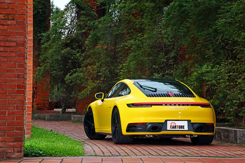要辨別新世代911的車型除了車尾銘牌外,幾乎難以分辨。