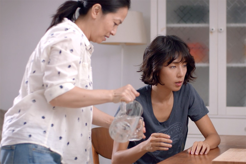 Lexus微電影《40公分》_飾演媽媽的謝瓊煖,在面對女兒失明的痛苦與擔憂中一路陪伴,將親情最真切的溫柔與愛,化為黑暗裡最堅定的光芒。