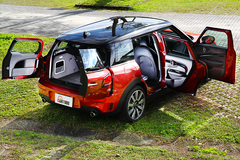新世代Mini Clubman回歸傳統四車門設計,但尾門依舊維持獨特對開式。