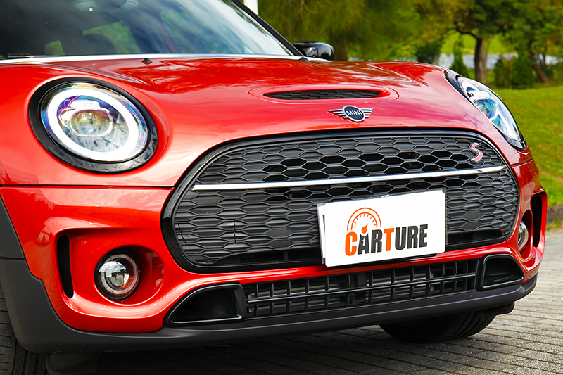 小改Mini Cooper S Clubman水箱護罩改以蜂巢式造型。