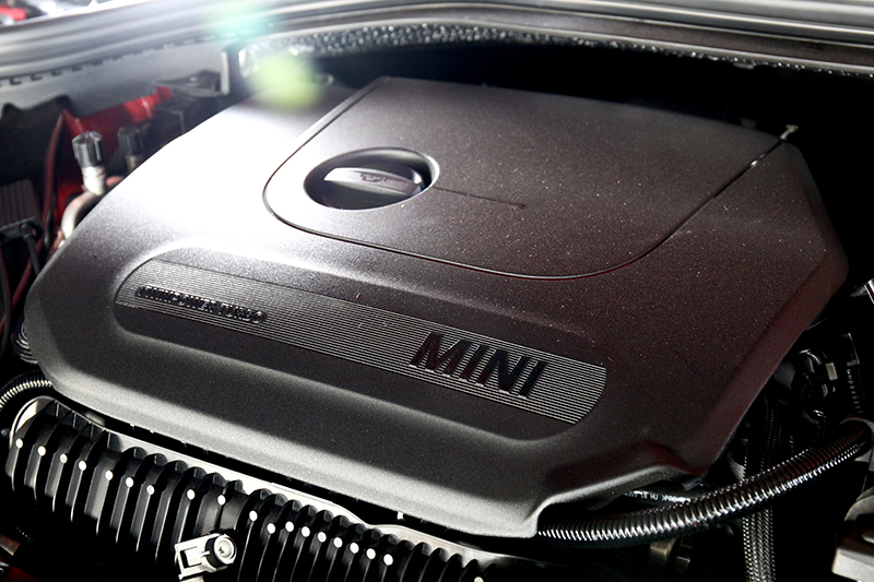 動力依舊是2.0升渦輪引擎192hp/28.6kgm的輸出。