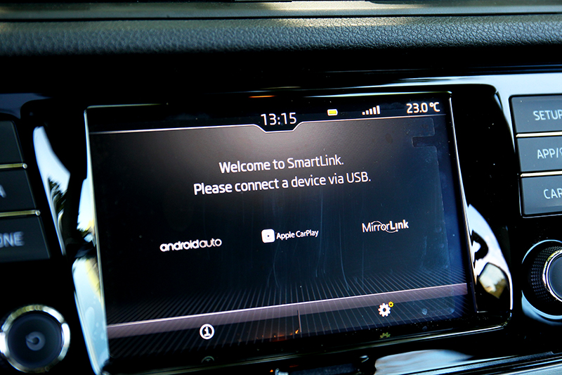 6.5吋觸控螢幕具備Apple Carplay與Android Auto功能。