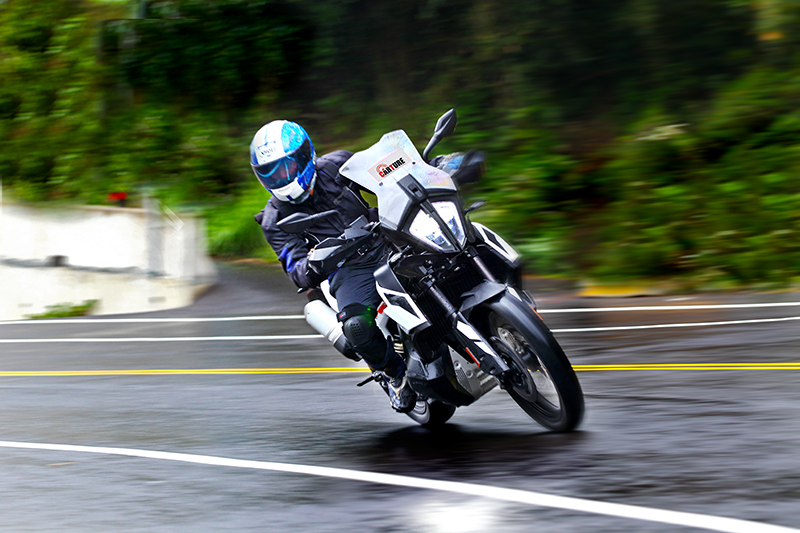790 Adventure油門反應相當線性易控、惡劣天候也能放心操駕。