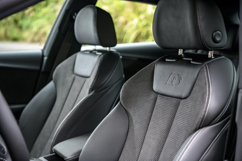 內裝升級Alcantara真皮跑車座椅、跑車平底式真皮方向盤。