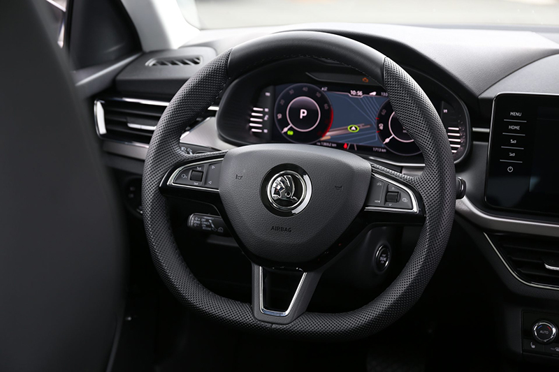 中控台上大型化觸控螢幕,具備Apple CarPlay與Android Auto無線連結功能。