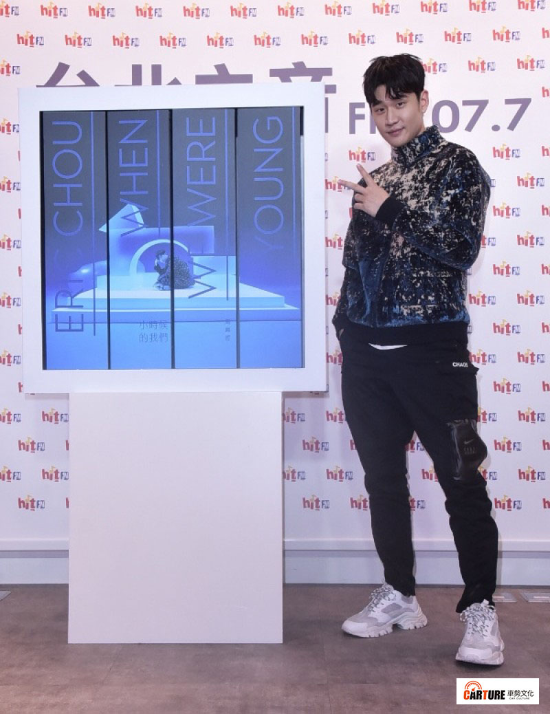 周興哲上電台宣傳新專輯《小時候的我們》