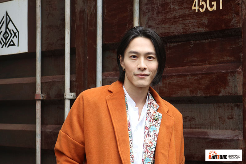 田士廣在演出《彼岸之嫁》前,在民歌餐廳駐唱將近十年,也演出過不少音樂舞台劇,累積不少忠實粉絲。