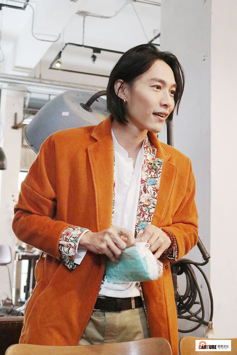 田士廣第一次單槍匹馬接受媒體聯訪,帶了千金難買的口罩送給大家作見面禮。