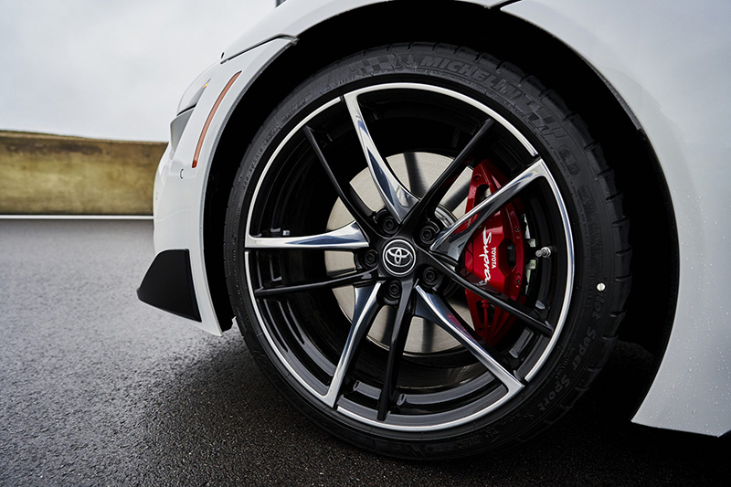 2021 Supra 3.0 Premium和A91特式版,前Brembo®卡鉗皆改為紅色塗裝,並有“ TOYOTA Supra”字樣。