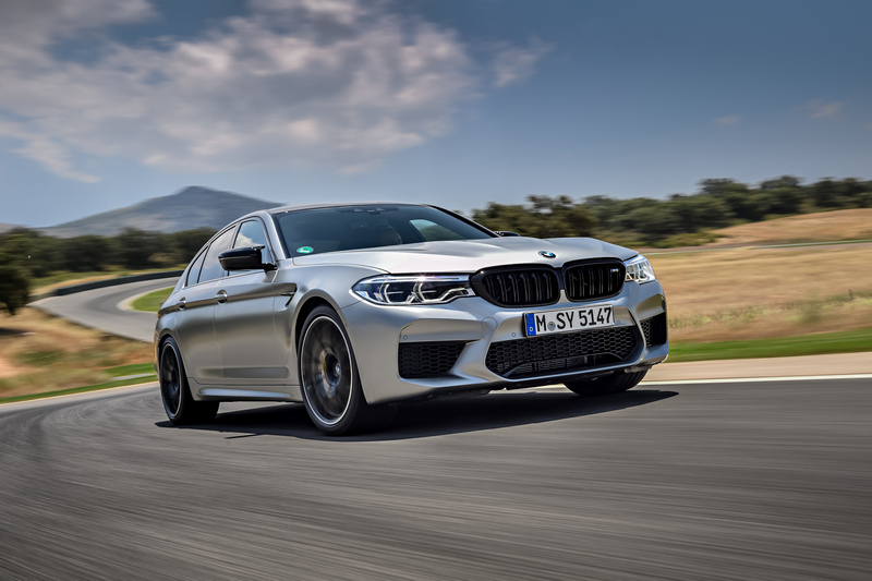 M5 Competition與M8 Competition都搭載4.4升V8渦輪引擎,且動力都有625jp/76.5kgm,但車身尺碼與車重有些微不同。