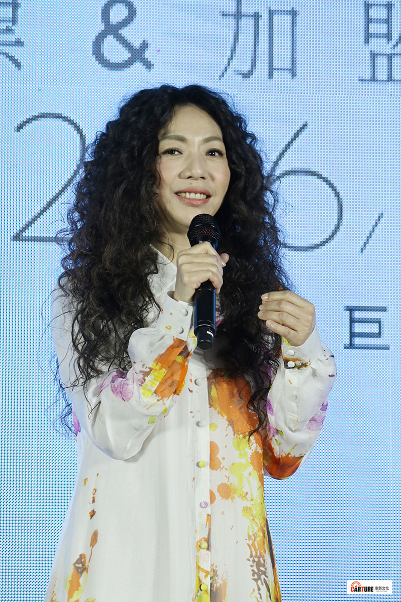 萬芳二度攻蛋舞台視覺全面升級。