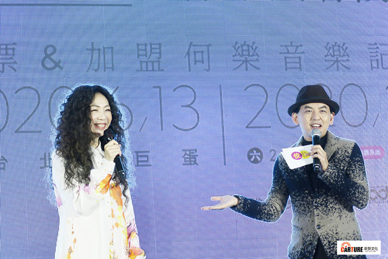 主持人黃子佼(右)開玩笑說,建議將演唱會名稱改為「萬芳愛的迫降,你的想見你,玄彬演唱會」。