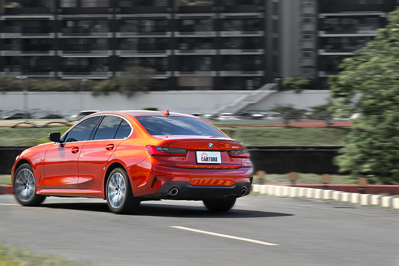 320i M Sport雖少了M款運動懸吊,但在彎中依舊保有出色穩定性,且行路感也更加舒適。