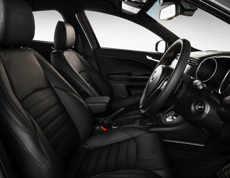 「Veloce Matt」特式車內裝、動力方面與原本市售的Giulietta Veloce 1750 Tbi車型相同。