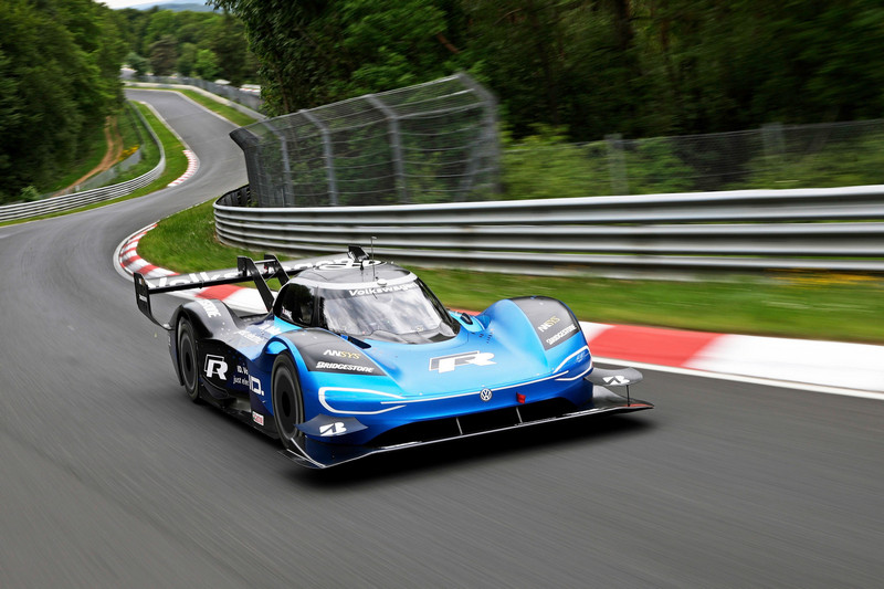 ID.R於美國派克峰國際爬山賽電動車組、英國Goodwood速度節Hillclimb爬坡賽創下最速紀錄,德國紐柏林賽道電動車奪下最快圈速。