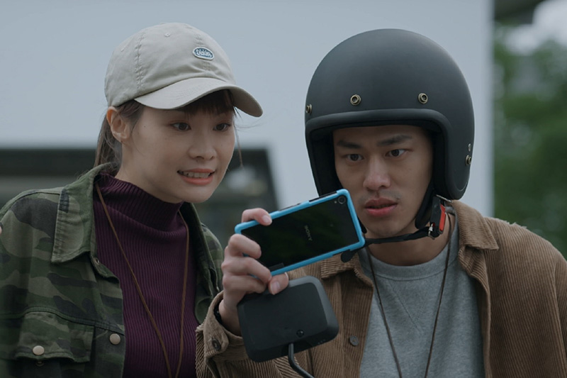 夏騰宏與鄭宜農飾演《鏡子森林》情侶檔大巴與小未,最後選擇奮力一搏蒐集政客證據。