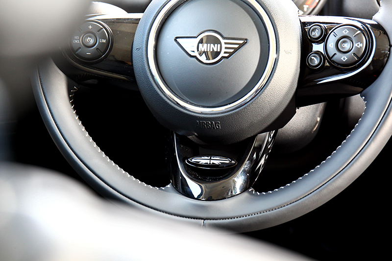 Mini Yours跑車方向盤,讓車主愉悅的開著Mini Countryman Deluxe踏上旅遊路途。