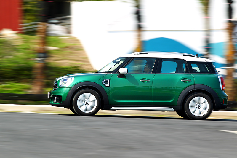 Mini Cooper Countryman Deluxe在彎中不僅能有效抑制側傾,同時也提供舒適的行路質感。