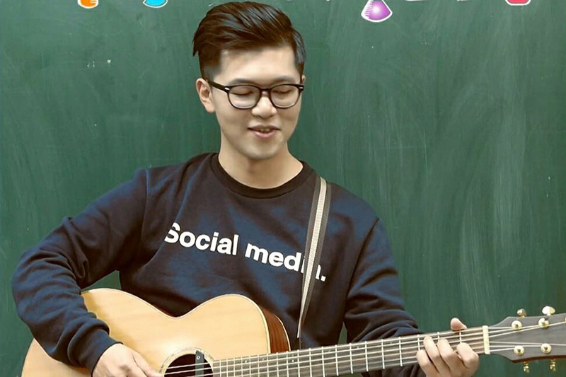 華人星光大道節目首屆第六名的黃捷,曾為汽車業務。