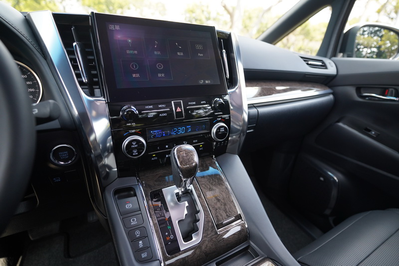 中控台換上了10.25吋的新觸控主機,並提供中文導航及時下流行的Apple CarPlay、Android Auto功能