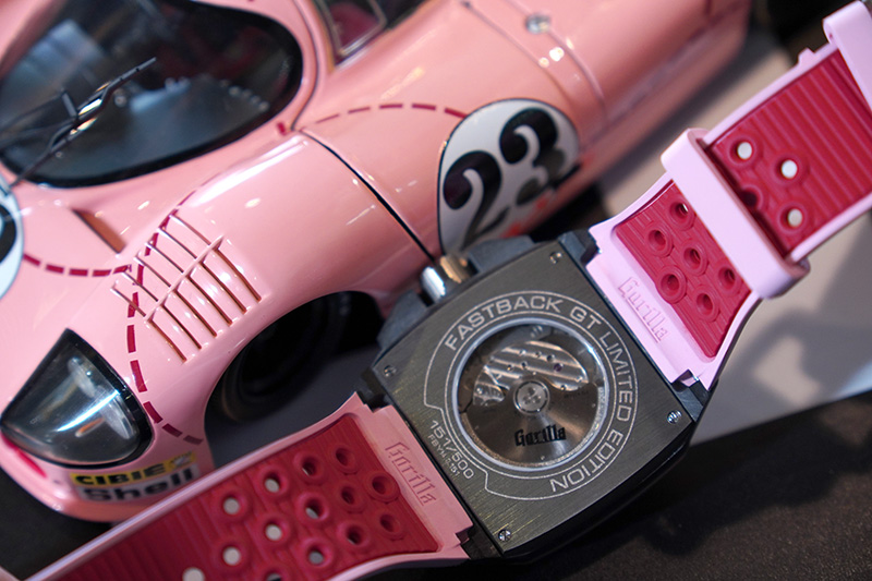 以Porsche經典賽車為設計發想的FASTBACK GT TRUFFELHUNTER,全球限量500支,在錶後可看見限量流水編號。