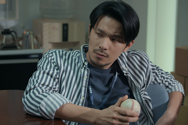 姚淳耀主演《鏡子森林》飾演既有古道心腸卻滑溜的社會記者「侯方平」