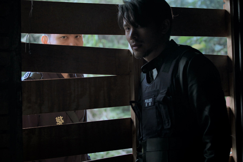 姚淳耀主演《鏡子森林》社會記者「侯方平」 與飾演刑警的楊大正商討面對炸彈客對策