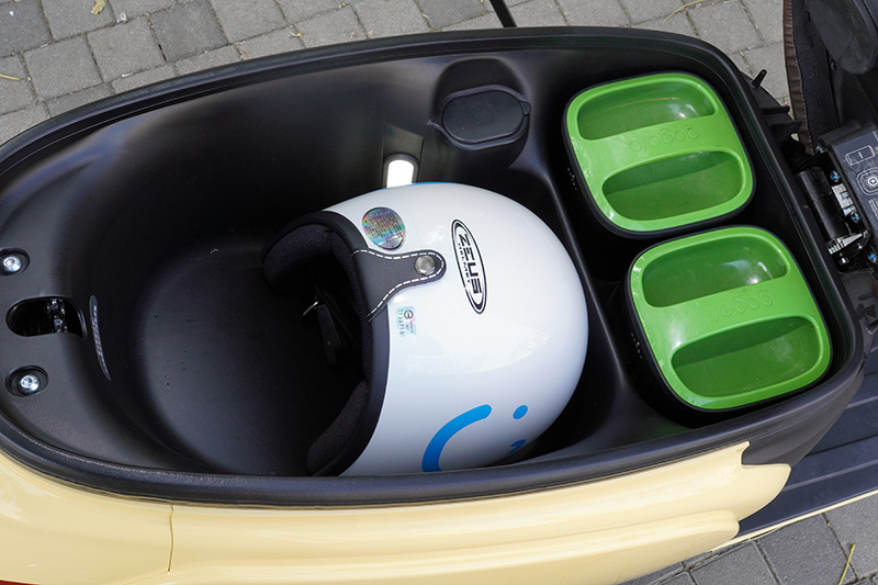 Rr1的車艙容積為25L,約莫可二頂3/4罩安全帽,前段則放置兩顆Gogoro Network™電池。