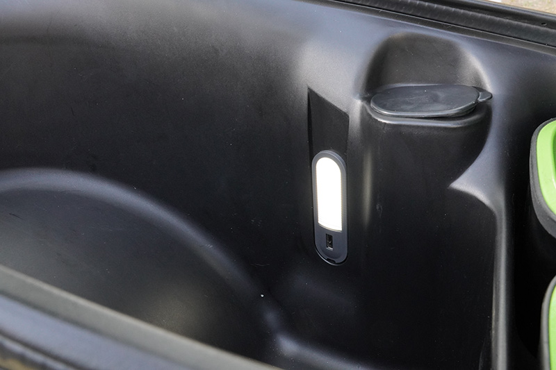 車艙中設有LED照明,與USB充電埠,可替行動裝置充電。