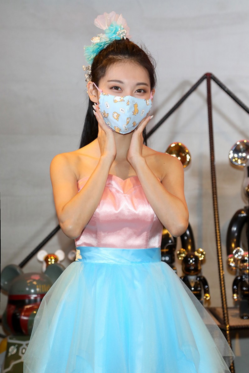 小鈅說:「現在口罩很缺,戴上醫療行口罩再戴上布口罩感覺比較環保。」