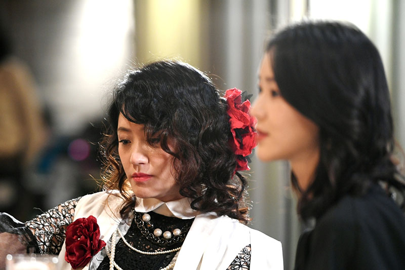 海裕芬(左)演活花痴女上司,造型極盡誇張尺度大開