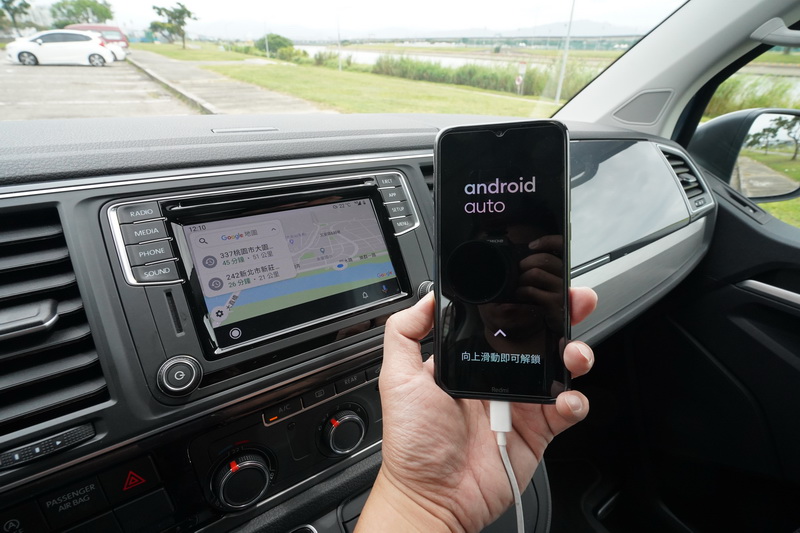 中央觸控螢幕支援時下流行的Android Auto及Apple Carplay功能