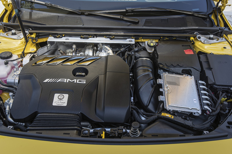 Mercedes-AMG A45 S搭載2.0升渦輪增壓四汽缸引擎,在極致壓榨下,具備421hp最大馬力與500Nm最大扭力,搭配4Matic四輪傳動系統,0-100km/h加速只要3.9秒,是當前鋼砲性能數據王。