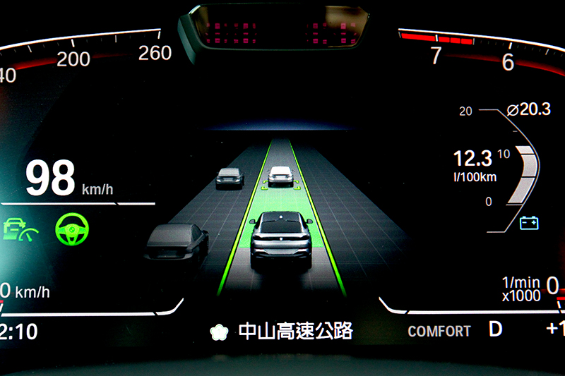 iDrive 7.0系統提供道路虛擬實境顯示,能清楚顯示車輛周圍車況。