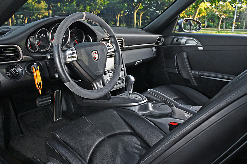 以一輛車齡超過十年的老傢伙看,這輛2007年的Porsche 911狀況算是相當不錯,不僅里程不高而且幾乎全然原漆。