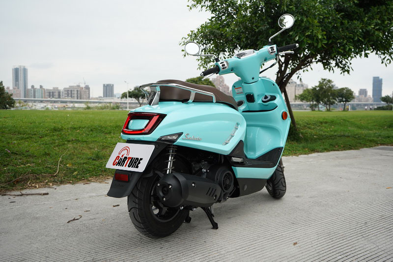 車尾設計簡潔並帶有些許肌肉線條,側邊還有鯊魚鰭狀飾板加以點綴