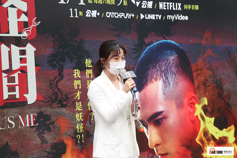 《妖怪人間》主持人楊小黎戴著口罩主持媒體首映會。